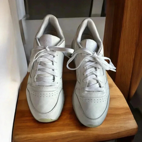 Reebok Classics Women's White Leather Lace-Up Sneaker Size 7 Great Condition - Picture 1 of 5